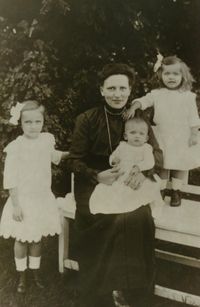 1916 Anna Jahnel Fiebig mit Ki Ursula Johanna und Hans 1916