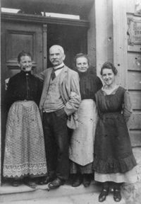 Ehepaar Mathilde und Johann Jahnel mit Klementine und Aurelia Jahnel